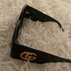 woman’s rectangular gucci sunglasses